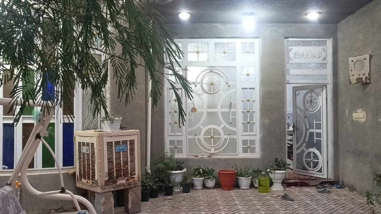 يارزاق ياالله 
دار سكن 250م طابو زراعي بناء طابوك 
يتكون من غرفتين نوم وهول مطبخ استقبال صحيات داخل وخارجيه كراج سياره وحديقه علما اني مع الدار سبالت وملحق المطبخ مرقم من قبل البلديه حي الحكيم شارع افران الهادي 
لاتصال على لارقام التالية واتساب 
***********
***********
