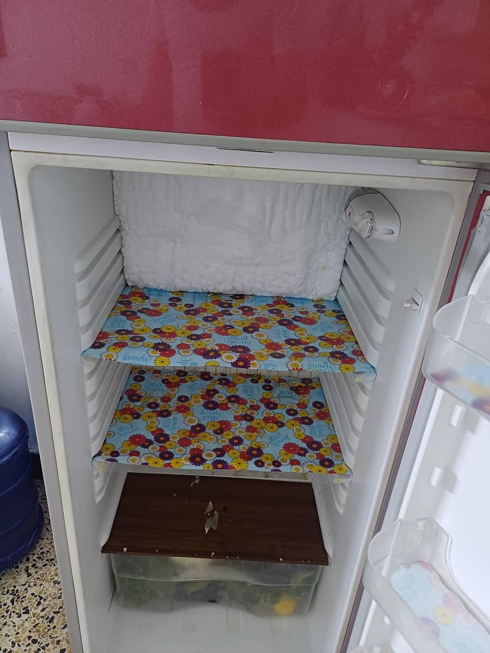 ثلاجه للبيع السعره ١٤٠ الف مالبيت تجميده خير من الله عنواني بغداد حي القاهره هاتف ***********
