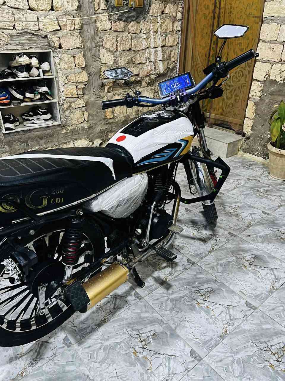 السلام عليكم 
إيراني موديل 2025
 محرك 200Cc 🌿
ركزو 200Cc ومحرك اسود 
ماشي 600
زيرو
 اوراق منفيس
شاشه إلكتروني 
كهربائيات كلها شغاله
الدراجه فول نعومه ومحركها ماممدوده عليه سبانه 
السعر 850
مكاني رمادي خمسه كيلو
***********
