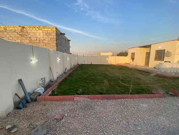 السلام عليكم مزرعه للبيع مساحه 375متر 

كافات الخدمات سند 25 مداور ثاني يوم تتكون من غرفه ومطبخ وحمام وصاله حديقه جاهزه 

المكان /طريق دغاره خلف مطعم واثق 

 ***********//////***********
