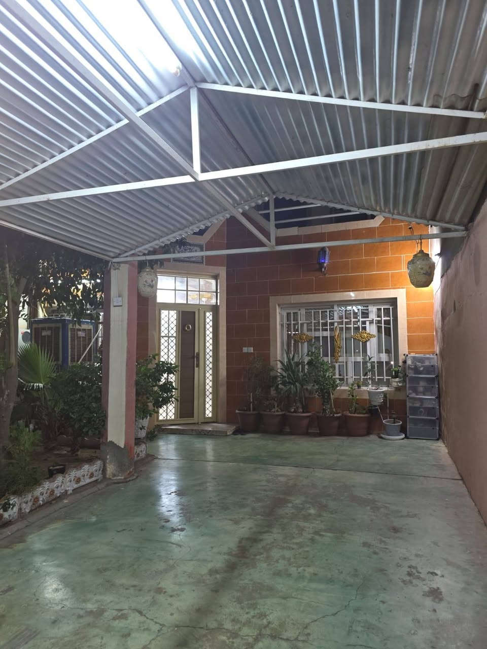 سلام عليكم بيت للبيع طابو  طابقين فول كاشي  الطابق الاول بيهه استقبال ٢ وهول داخلي وصحيات ومطبخ ومطبخ حار والطابق الثاني ٣ غرف نوم وهول داخلي وصحيات 
الموقع منطقة 77 مقابل دائرة المرور بفرع حسينية بيت الاحزان 
والمساحة 175 متر 
 مامتواجد ع الماسنجر للاستفسار الاتصال للرقم ***********
