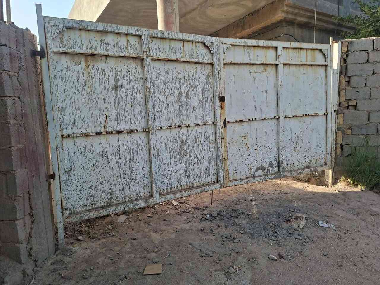باب خارجيه للبيع ٤متر حديد ٢ملم عايزه ترتيب  وصبغ المكان بابل السياحي للتواصل ***********
