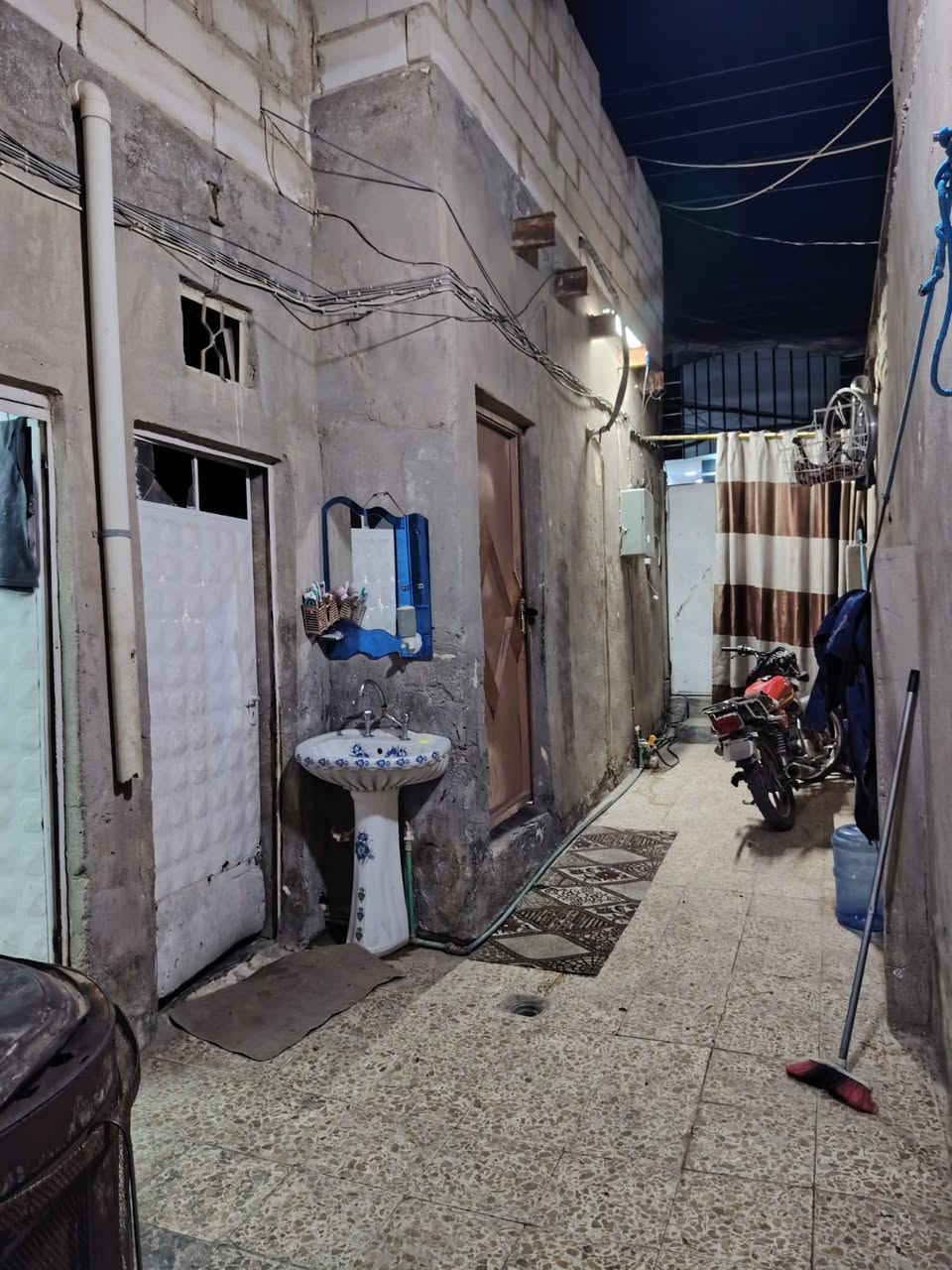 بيت ١٠٠ حي الجامعه 
للبيع  بناء شيلمان

5x20
شارع ١٠
منطقه ٢٨ 
بناء نظيف ومرتب وجاهز للسكن 
سعره ب147 وبي مجال للاستفسار عالخاص او الواتس اب ***********
