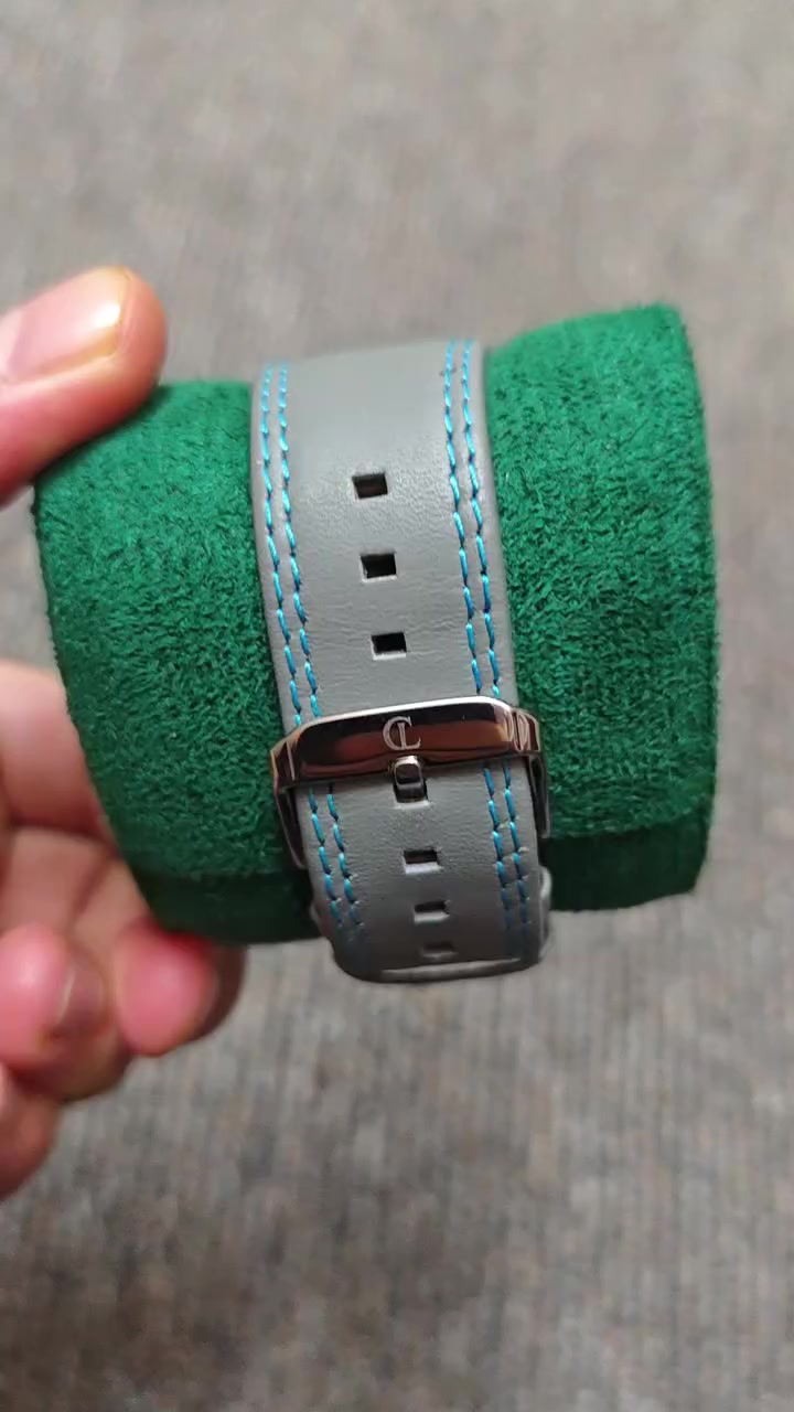 سلام علیکم. 
ساعە مختلفە و رائعه جدا من ماركة كریستیان لای. مكینه یابانی باتری. منفذ یومی بتصمیم رائع. ستنلس ستیل. سیر جلد طبیعی. نضیف لوك بالستیكر. كل شی بلادی. قطر 45 بدون زمبلک. سعر 55 الف.


**إذا كنت صاحب هذا الإعلان وتريد حذفه لأي سبب، رجاءا أرسل رسالة إلى الدعم الفني**