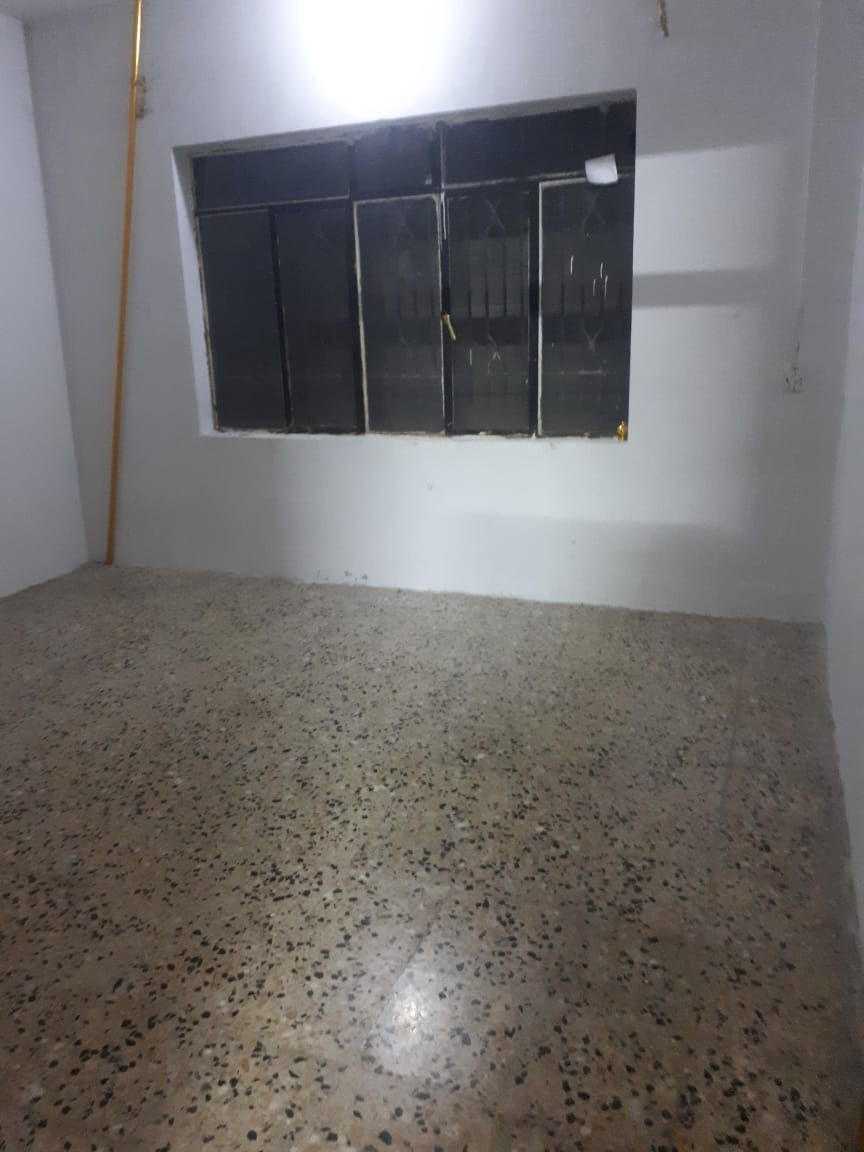 طابق ثاني للإيجار يتكون من ثلاثة غرف وهول وصحيات ومطبخ وبيتونه العنوان حي التاميم قرب جامع محمد الفائق سعر للإيجار ٢٠٠ الف 
واتس اب  :***********
اتصال هاتفي:***********
