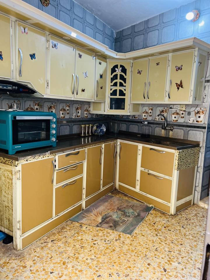 بيت للبيع مساحة 130 متر طابو زراعي الموقع السواجي شارع ابو ايمن خدمات كامله يحتوي استقبال غرفه نوم مطبخ صاله حمام داخلي وخارجي ومطبخ بارد و2 ممرات الرقم *********** السعر 28 وبي مجال
