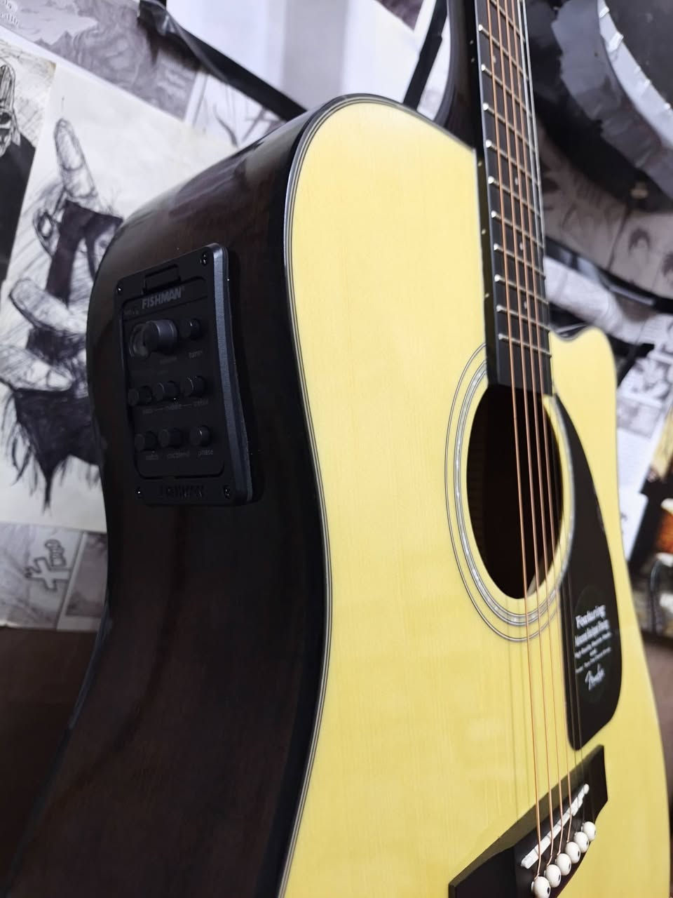 🎸 للبيع: جيتار
  acoustic/electric guitar: Fender CD-60SCE 
(شبه جديد) 🎸 استخدام  3 ايام فقط
​لعشاق الصوت النقي والأداء الاحترافي، متوفر الآن جيتار Fender CD-60SCE الأصلي الغني عن التعريف. الجيتار يعتبر من أفضل الخيارات لـ (العازف المبتدئ والمتقدم) بسبب صوته الدافئ وسهولة العزف عليه.
​✨ أهم المواصفات والمميزات:
​خشب طبيعي صلب (Solid Spruce Top): يعطيك رنين صوتي ممتاز وعميق يتطور ويصبح أفضل مع مرور الوقت.
​نظام صوتي (Electro-Acoustic): يحتوي على بيك أب ومضخم صوت داخلي (Fishman preamp) مع تيونر (Tuner) مدمج لوزن الأوتار بدقة وسهولة، وجاهز للتوصيل مباشرة بأي مكبر صوت (Speaker/Amp).
​تصميم مريح (Cutaway): يسهل عليك الوصول للأنغام العالية (Fretboards العميقة) بكل سلاسة.
​رقبة الجيتار (Neck): مصممة بحواف ناعمة مريحة جداً لليد (Easy-to-Play).
​👌 حالة الإله:

​الجيتار بحالة ممتازة جداً (شبه جديد) ونظيف تماماً.
​الصوت جهير، الأوتار ممتازة، والـ Action (ارتفاع الأوتار) موزون ومريح جداً للأصابع.
​📦 الملحقات:
الباكيت الاصلي للجيتار
​حقيبة الكيتار الاصلية من الشركة
كابو اصلي 
ريش عدد اثنين

​💰 السعر: 350 الف
ملاحظة:سعر الجديد 550/600 الف
📍 الموقع: بغداد الوزيرية ولا يوجد توصيل
​📞 للتواصل و الاستفسار خاص او واتساب ***********
