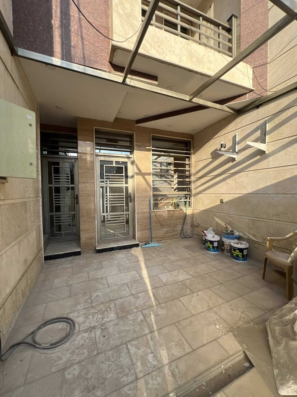 دار للبيع في البنوك قرب شارع الميثاق مجاور شارع باريس 
المساحه 130 م
الواجهة 4 وربع م
النزال 30 م
يحتوي ط1: كراج+ استقبال + مطبخ + حولي+ غرفه نوم سويت + خدمات + منور

ط2: ثلاث غرف نوم سويت + خدمات 

#للاستفسار_مراجعه_مكتب_ارض_الرافدين_للعقار #محمد_خالد_للعقار*********** #مكتب_ارض_الرافدين_للعقار #محمد_خالد_للعقار #***********
