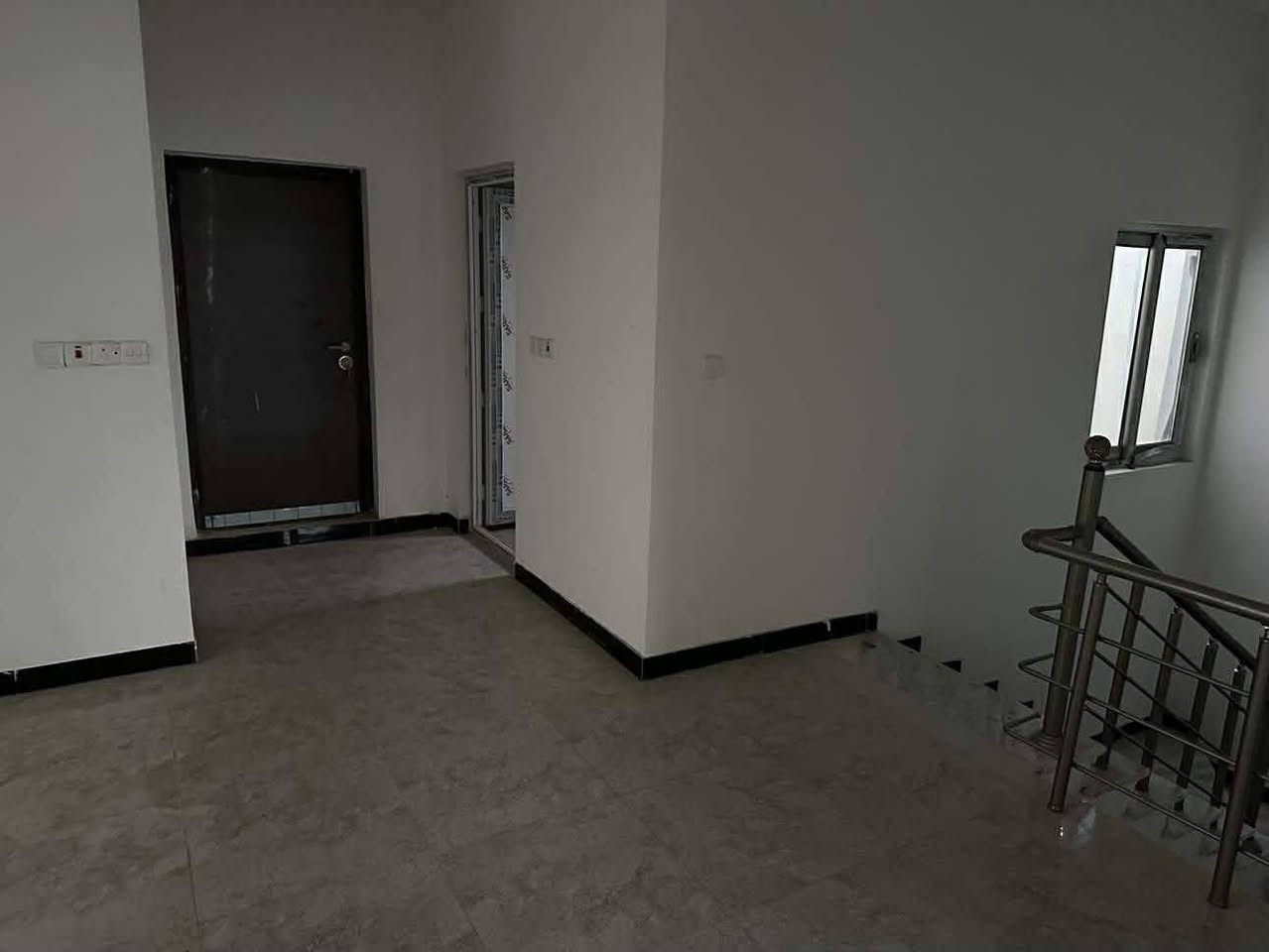 دار في مجمع الجنائن السكني في الفلوجه

🟥المساحه 200 متر طابقين 4 غرف نوم
واجهة 10 متر 
🟥 شارع 15 متر نافذ على شارع 40

💵 السعر 230 مليون قابل للتفاوض

للاستفسار 
*********** واتساب
‪0773 370 2788

هيثم المحمدي للاستثمارات العقارية
