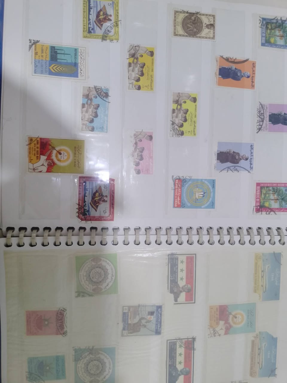 مكتبة وأرشيف تراثي نادر من حقبة السبعينيات والثمانينيات للبيع (إرث عائلي متكامل)السلام عليكم ورحمة الله وبركاته،للبيع كصفقة واحدة (حزمة متكاملة)، مكتبة تراثية وأرشيف بريدي ممتاز يعود لجيل السبعينيات والثمانينيات من القرن الماضي، القطع محفوظة بعناية وتضم مطبوعات تاريخية، سياسية، وثقافية شحيحة في السوق العراقي:أولاً: ألبوم الطوابع والقصاصات البريدية التاريخية (العصر الذهبي)ألبوم بريدي ضخم ممتد على (مجلدين) يحتوي على 467 طابعاً وقصاصة بريدية تاريخية منظمة.يضم مجموعات نادرة جداً لفترة ما قبل الاتحاد في الخليج واليمن، أبرزها: (طوابع إمارة الشارقة، إمارة أم القيوين، منطقة المنامة التابعة لعجمان، وطوابع المملكة المتوكلية اليمنية النادرة التي تحمل صور عائلة شاه إيران).تشكيلة غنية وثمينة توثق ملوك، سيارات كلاسيكية، أسماك بحرية، وسلاسل الفن العالمي الكلاسيكي.ثانياً: مجلات وقصص الأطفال القديمة والكوميكس (5 قطع)قصة كوميكس عتيقة من سلسلة (افتح يا سمسم) الشهيرة.قصة (مغارة في الميسيسيبي) وقصة (أميرة ضوء القمر) من إصدارات دار ثقافة الأطفال العراقية القديمة.بالإضافة إلى قصتين مصورتين أخرى من نوادر طفولة الثمانينيات.ثالثاً: المكتبة السياسية والتاريخية والثقافية (50 كتاباً ومجلة)أدبيات النظام السابق وتاريخ العراق: كتب توثيقية عن (صدام حسين)، كتاب (العراق والكويت) التاريخي الحساس، كتاب (الصراع العربي الفارسي)، وإصدارات (سياسة العراق الخارجية).مطبوعات وزارة الثقافة والإعلام العراقية القديمة: أعداد نادرة من مجلة (التراث الشعبي) لعام 1984، كتاب (الندوة العربية للفولكلور - بغداد 1977)، إصدارات من (سلسلة التراث القومي)، وأعداد مميزة من مجلة (الأقلام) ومجلة (آفاق عربية) الشحيحة من فترة الحصار (شباط 1992).المجلات العربية الثقافية الرائدة: أعداد قديمة من مجلة (الفيصل) السعودية (منها العدد 121 والعدد 131 لعام 1987 و1988)، ومجلة (الدوحة)، ومجلة (الثقافة العالمية) الكويتية، ومجلة (طبيبك) و(المودة).كتب وموسوعات متنوعة: (موسوعة الشباب)، كتب علمية وتطبيقية قديمة مثل (إلكترونيات القدرة) وكتاب (إنتاج الدواجن).الكتب والوثائق الأجنبية: مجموعة كتب إنجليزية وبريطانية قديمة من القرن الماضي، من بينها (كتاب الأسدين البريطاني)، كتاب (الخمسات)، كتاب علمي عن (التلسكوب والفلك)، وكتاب مذكرات قديم مكتوب بالكامل بخط اليد باللغة الإنجليزية.الموقع: { البصرة }المكتبة تُباع كاملة جملة واحدة كصفقة لأصحاب المتاحف الشخصية والتجار والباحثين. للجادين في الشراء ومعرفة تفاصيل السعر، يرجى المراسلة على الخاص أو التعليق.


**إذا كنت صاحب هذا الإعلان وتريد حذفه لأي سبب، رجاءا أرسل رسالة إلى الدعم الفني**
