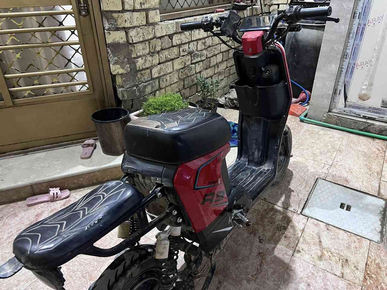 دراجه شحن للبيع R9 كلشي شغال المكونه من خمس بطاريات كبار  بس بيه تبديل بطاريه مو كلهن السعر 170 وبيه مجال مكاني بغداد الأمين الثانيه رقم تلفون ***********
