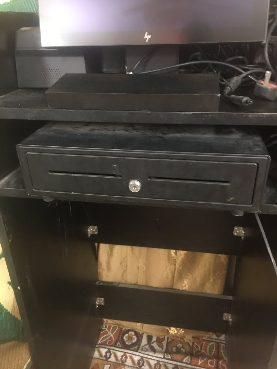 جهاز كاشير مطعم للبيع بكافه ملحقاته طابعه عدد 2 خزانه نقود نوع hp  الاتصال ***********
