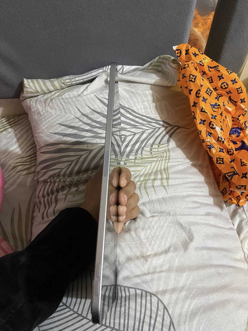 سلام عليكم ايباد m2ذاكرة ٢٥٦لبطارية ٨٣شرط حاسبة ***********سعر 550الف
