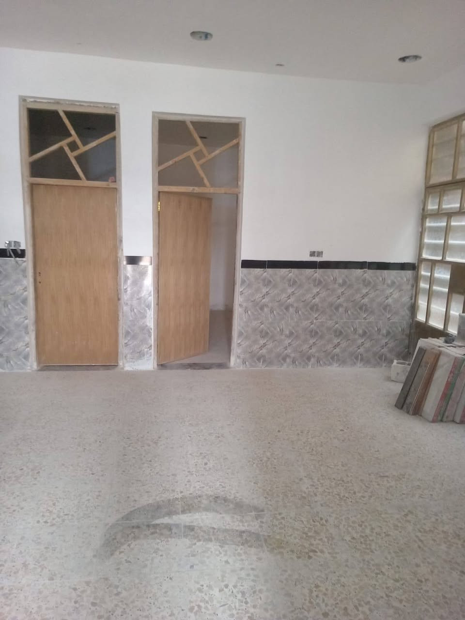 السلام عليكم بيت للبيع مساحة ٢٠٠ متر مربع للبيع كامل طابقين نقص شي بسيط في منطقة كاع ابو رشاد مقابل كاع ابو علي الدراجي  للإستفسار الاتصال ع الرقم ***********
