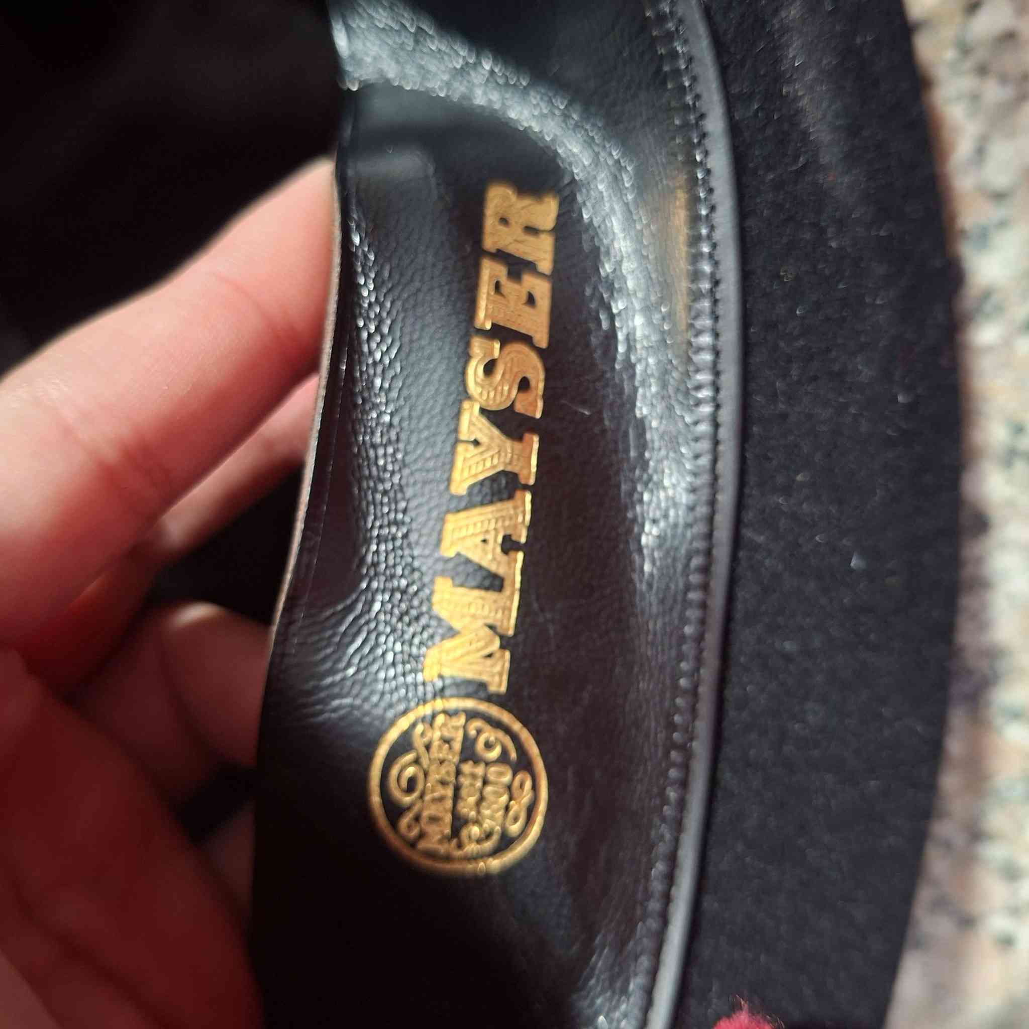 🎩 لمحبي الفخامة الكلاسيكية.. قبعة MAYSER ألمانية أصلية
لكل من يبحث عن التميز والأناقة التي لا تنتهي، نقدم لكم قبعة من الماركة العالمية العريقة Mayser (صناعة ألمانية منذ عام 1800). قطعة فريدة تجمع بين الجودة التاريخية والمظهر العصري.
✨ مميزات القطعة:
الماركة: Mayser (أصلي 100%).
الإصدار: Präsident Exclusive (الفئة الفاخرة).
الحالة: ممتازة جداً (نظيفة كما موضح في الصور).
اللون: أسود ملكي فاحم.
القياس: 60 (Weite 60).
التفاصيل: مبطنة من الداخل بشريط جلدي أصلي لراحة تامة أثناء الارتداء، مع لوغو الماركة الذهبي المميز.
💰 السعر المقترح: 100 ألف دينار عراقي.
🚛 متوفر توصيل لجميع المحافظات
📱 للتواصل والاستفسار عبر الواتساب:
***********
