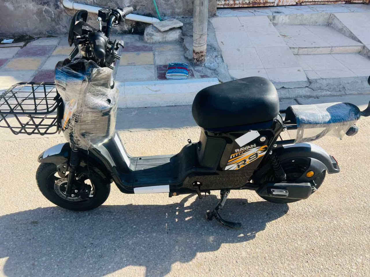 سلام عليكم
دراجه شحن R9
دراجه جديده صاله اقل شهر بطاريات جديدات  بيه حساسات بره و كدامه تشغيل علا بعدد 
عنوان ناصريه حي اريدو 
رقم ***********

