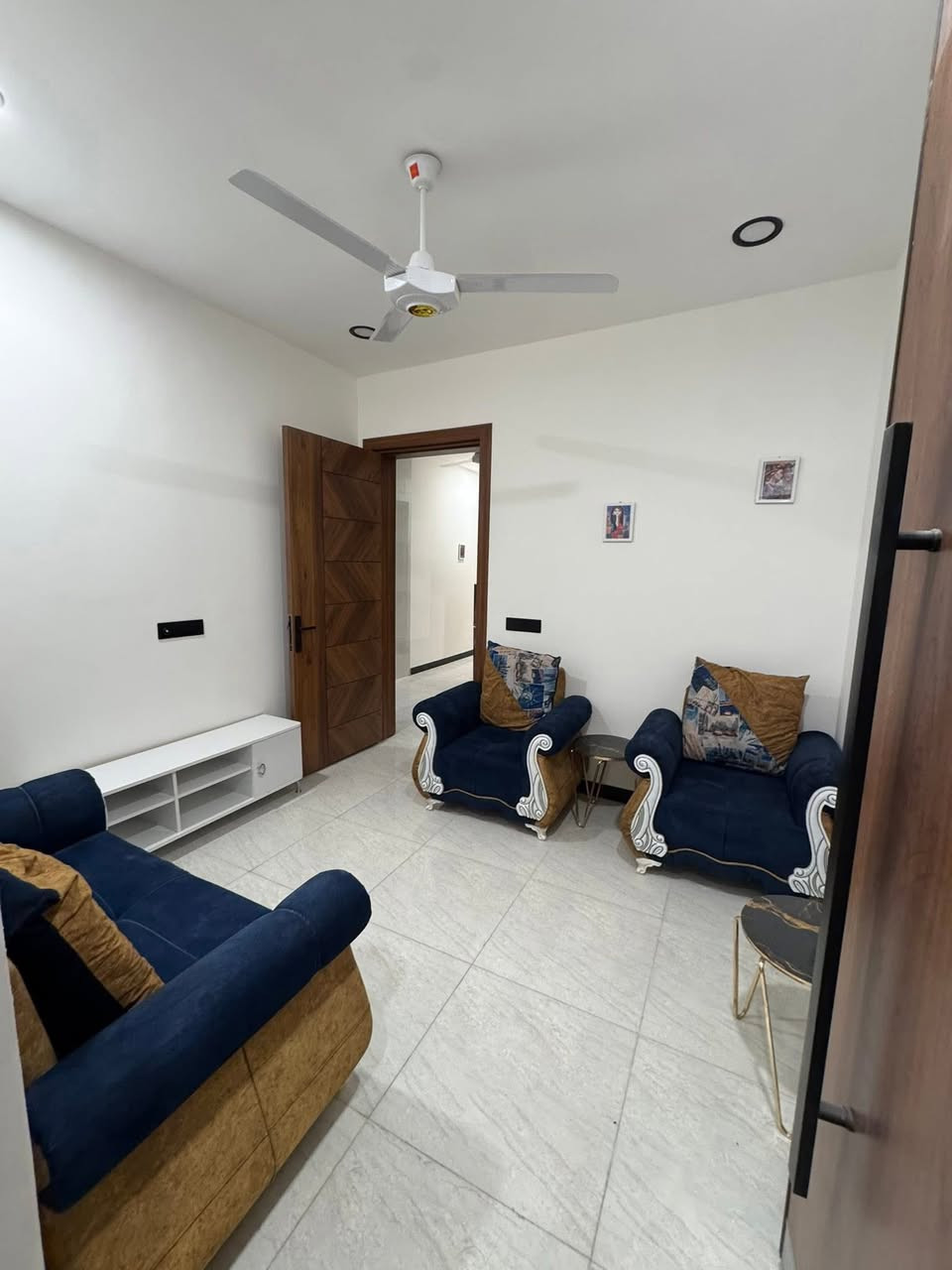 للايجار
شقة موثثة 

طابق اول 

غرفتين وصالة وخدمات 
مصعد شغال 24 ساعة 

الاعضمية📍
قرب قاسم ابو الكص 📍

للاستفسار 
📞***********
