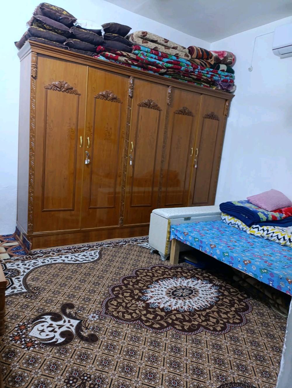 بيت 150متر ركن ع شارعين طابو زراعي مشمول ب التطويب  سند 25  كافة الخدمات متوفرة ماء كهرباء باب البيت البناء اساس صب بناء بلوك سقف عكادة. يتكون من 3غرف نوم وصالة ومطبخ واستقبال وطارمة جبيرة يبعد عن الشارع تقريبا 100متر عنوان كوفة شارع معمل قرب جامع الخزاعل خلف مستوصف علي الرماحي   للاستفسار اتصال.السعر 45ويرهم اقصاد ايضا   
***********
***********