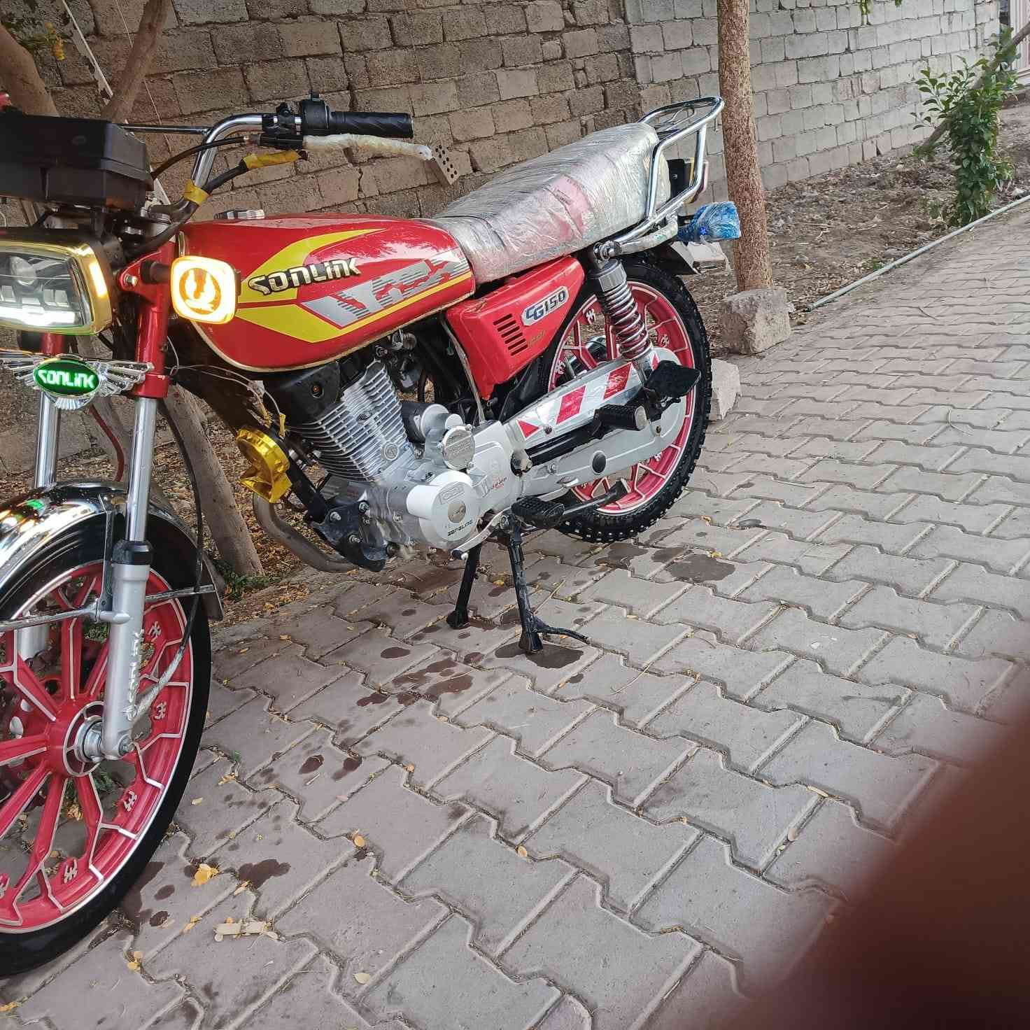 سلام عليكم 
للبيع سيفان 2024 
دراجة جديده ماماشيه 
اوراق كامله 
مكانه الخالص 
***********
