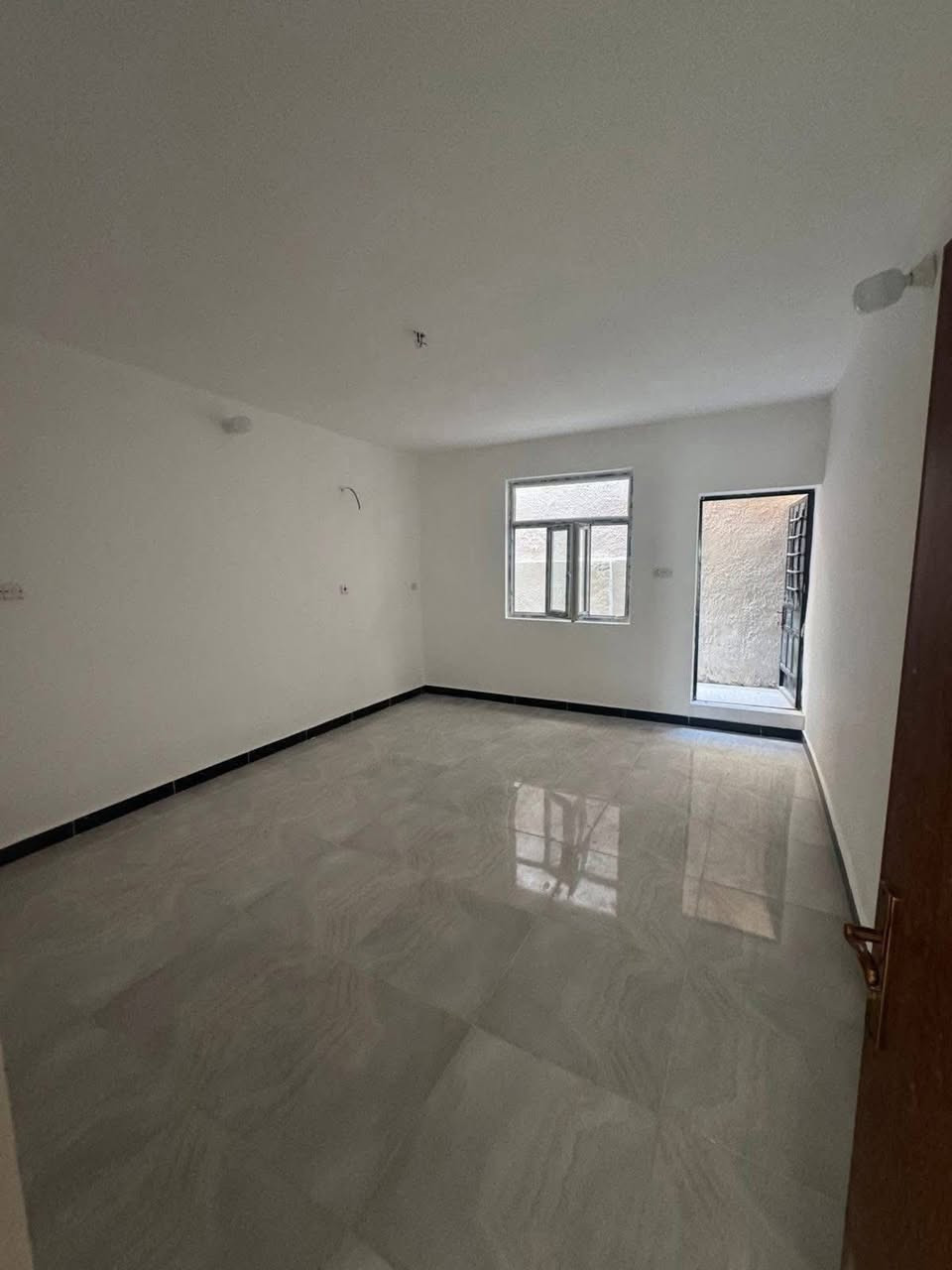 مشتمل للبيع
مساحه 80 متر يحتوي 

على غرفتين نوم 

وصاله ومطبخ ومنور وخدمات

الموقع حي الجهاد الفين 

سعره 145بي مجال 

المشتمل بناء حديث ٢٢٥ 

الاستفسار اتصل على ***********
