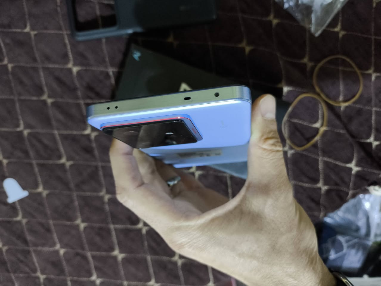 وحش الالعاب ريلمي GT 7 اخو الجديد فقط مفحوص السعر 550 وعندي توصيل وهاي مواصفاته 
ذاكره 512 و عشوائية 12+12 يدعم الذكاء الاصطناعي شاشته امولد 120 هيرتز ينطيك ببجي
المعالج اقوى معالج للالعاب + الشحن 120 واط

مواصفات هاتف Realme GT 7 الرئيسيةيأتي الهاتف كأحد أقوى الأجهزة المنافسة في فئته، وتتضمن مواصفاته الرسمية ما يلي:
الشاشة : شاشة ممتازة من نوع LTPO AMOLED بحجم 6.78 إنش، وبدقة 1.5K تدعم معدل تحديث 120Hz، وسطوع خارق يصل إلى 6000 شمعة.
المعالج : مزود بمعالج فئة الفون الممتازة MediaTek Dimensity 9400e بتكنولوجيا 4 نانومتر لتقديم أداء قوي في الألعاب والذكاء الاصطناعي.
البطارية والشحن : بطارية عملاقة بسعة 7000 مللي أمبير تدعم الشحن السريع الخارق بقوة 120 واط (Ultra Charge).
الكاميرا : كاميرا خلفية رئيسية بدقة 50 ميجابكسل بمستشعر Sony IMX906 مع مثبت بصري OIS، تتيح تصوير فيديو بدقة 4K وميزة Dolby Vision.
النظام والتبريد : يعمل بنظام Android 15، ويحتوي على نظام تبريد متطور بجزيئات الجرافين (IceSense) لتشتيت الحرارة أثناء الاستخدام المكثف.


**إذا كنت صاحب هذا الإعلان وتريد حذفه لأي سبب، رجاءا أرسل رسالة إلى الدعم الفني**