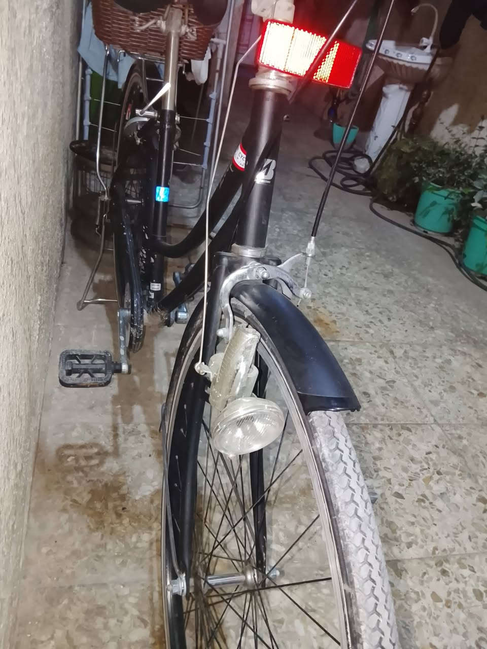 بايسكل للبيع اذا احد يشتري كل حاجاته اصليه ..هذا رقمي واتساب ***********
