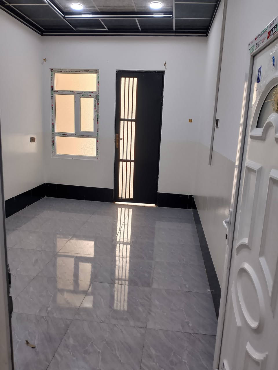 السلام عليكم بيت يجار حي السماح الثانيه غرفه هول مطبخ صحيات وستقبال بناء 🏢 حديث فول فول التواصل مع مكتب صفوان السنجاري سقق الخظراء او على الارقام التالي ***********اسيا ***********
