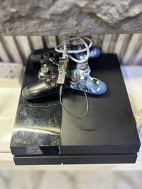 لبيع بلاي ستيشن 4 سليم هارد 500GB ويا يدين تحكم + كيبلات وUSB الجهاز ش...