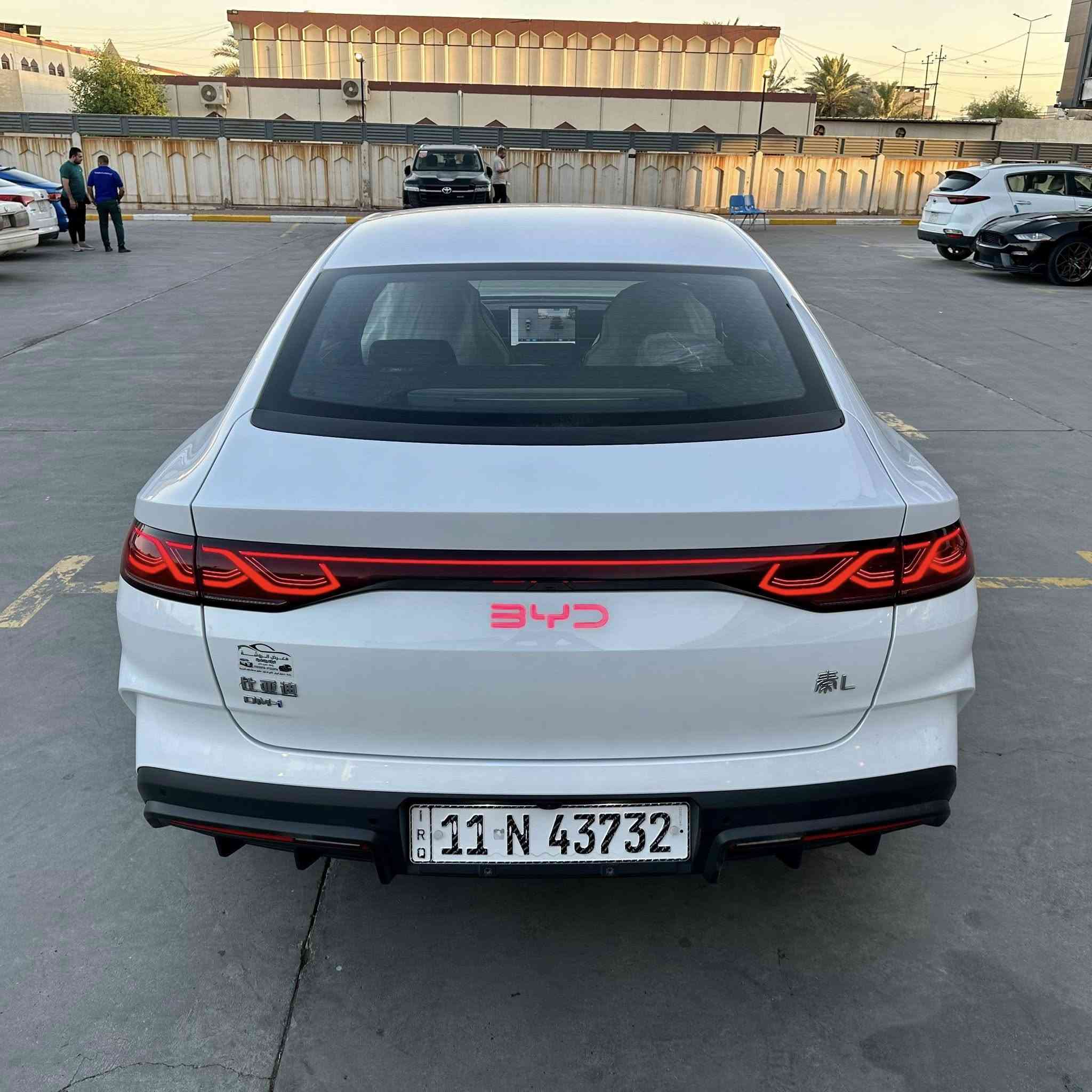 BYD QIN L (وارد صيني)
سنة الصنع :-2024
عداد المسافة الكلي :-17000 كم
مدى البطارية كهرباء :-80 كم/س
المدى الكلى (بانزين +كهرباء):-2100 كم/س
المواصفات:-
1- بصمة ابواب وصندوق وتشغيل
2- داخل جلد زيتوني
3- مقعد السائق تحكم كهربائي
4- كامرات عدد 5
وبقية المواصفات الاساسية المعروفة
السعر :-23700000 د.ع
العنوان :- الكرخ/ حي الخضراء 
للاستفسار :-***********
