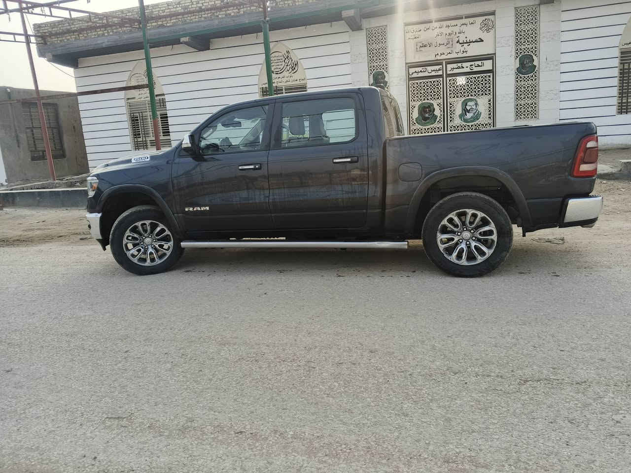 دوج رام 2019  لارمي ((خليجي )) 

المحرك: V8 5.7L

فور ويل

رقم سليمانيه  🔥

ماشيه 161الف كيلو 

سياره بيه الجاملغ الخلفي صبغ وبخشم البنيد بارد

بيه منظمه غاز 90لتر

———————————————

مواصفات :

🟪بصمه تشغيل 

🟪نقطة عمياء 

🟪المصابيح الأمامية زنون.

🟪كشافات الضباب زنون. 

🟪المصابيح الأمامية LED.

🟪المصابيح الخلفية LED. 

🟪دخول ذكي (بصمة). 

🟪تشغيل عن بعد 

🟪المقاعد كهربائية مع ميموري.

🟪المقاعد الأمامية تبريد وتدفئة. .

🟪شاشة كبيرة 

🟪حساسات امامية وخلفية.

🟪مانع تصادم (Emergency Brake)

🟪مكيف خلفي

🟪باب الصندوق كهربائي.  

🟪هاند بريك كهربائي.

🟪حساسات امامية. 

🟪حساسات خلفية. 

🟪مرايا مع خاصية التعتيم الذاتي

بيها هواي مواصفات جنايه الرام يعرفوها 

رقم سليمانيه  تحويل مباشر

السعر 285 وقابل للتفاوض 

مكان السيارة بابل

***********
