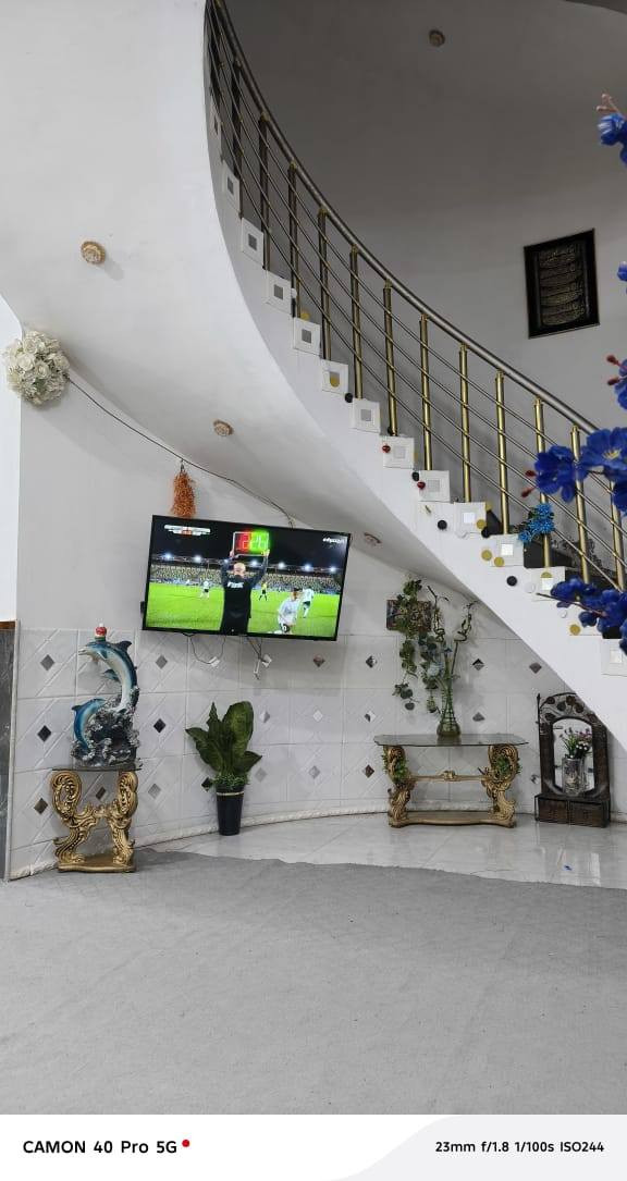 بيت طابو صرف. مساحته (300).. طابقين خلف المستشفى التركي مباشره  الارضي غرفتين صاله مطبخ حار ومناور ديوانيه خارجيه... الطابق الثاني... (٤) غرف صحيات مطبخ وصاله...
كافه الخدمات مجاري كهرباء شارع خاص مبلط للباب
مطلوب قرض اسكان (٦٠) مليون تقطع إلى حساب المشتري ... 
***********
