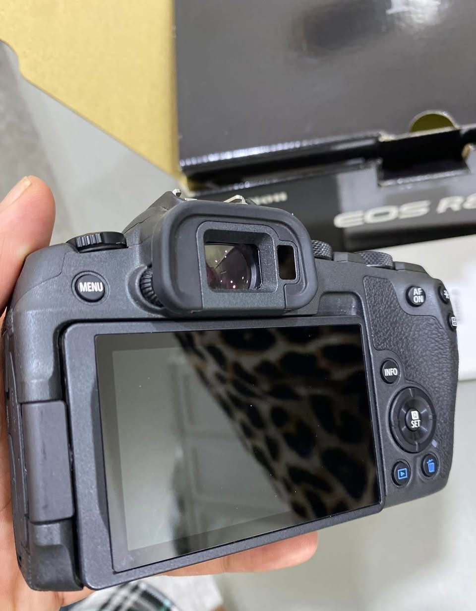 للبيع 🔥  

كاميرا كانون R8 ، بحالة شبه جديدة، الاستخدام قليل جدًا 📸  

أداء عالي وجودة تصوير احترافية مناسبة لكل اللي يحبون التصوير والفيديو.  

💰 السعر : 1,300,000 دينار عراقي  
📩 التواصل خاص
مكاني الديوانية توصيل موجود


**إذا كنت صاحب هذا الإعلان وتريد حذفه لأي سبب، رجاءا أرسل رسالة إلى الدعم الفني**