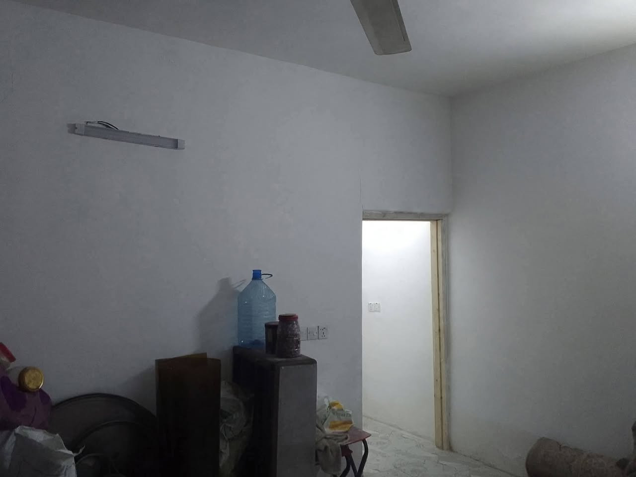 سلام بيت 100متر بناء مال هاي السنه حي البساتين حي السلام قريب علا شارع التكاتك   سند اصفر ملبوخ بل كامل جص وبورك  سكف صب الارضيه سيراميك بي غرفه وحمام وتواليت ومطبخ وحستقبال وحولي مدخلين السعر 35مليون للستفسار *********** ممتواجد علفيس
