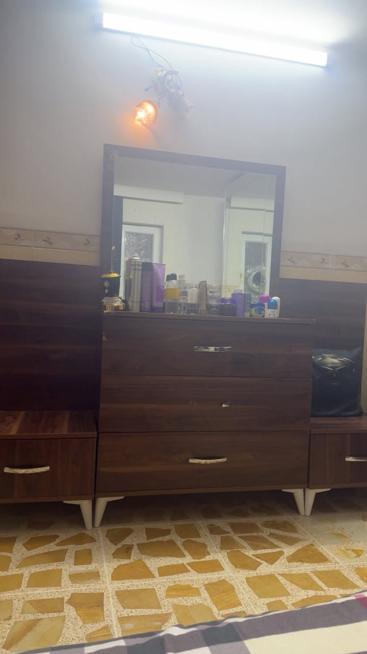 غرفه نوم ٥ قطع هي ودوشك مالتها  ب ١٨٠ وبيها مجال


**إذا كنت صاحب هذا الإعلان وتريد حذفه لأي سبب، رجاءا أرسل رسالة إلى الدعم الفني**