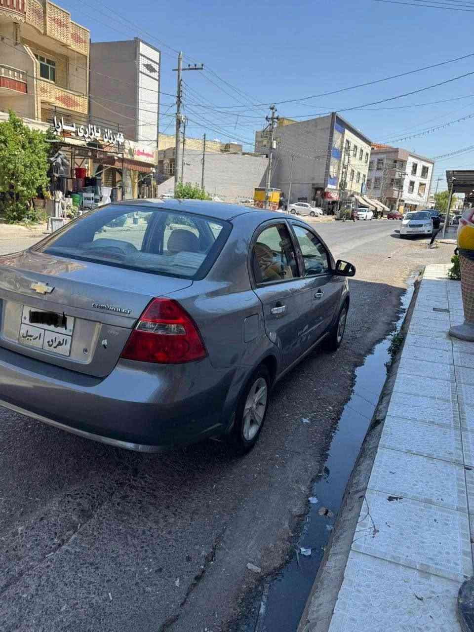أڤيؤ مؤديل ٢٠٠٩ مه كينه گه وره 
ناو زه رد و گير تؤماتيك ره نگي نفتي 
ته نها ٢ پارچه ي ره شه به بي ناو گرتن
به ناوي خؤمانه 
هه زه ي نوييه به لام سه نه وي تازه به سه رچووه 
گير و ته بيردي به شه رت به لا م مه كينه ي كه ميك دووكه لي هه يه 
سه ياره كه مالي فه قيرانه بي كيشه يه 
ژـم *********** 
كه ميك معمه له ي تيدايه . 
شوين ـ هه ولير أربيل, العراق
