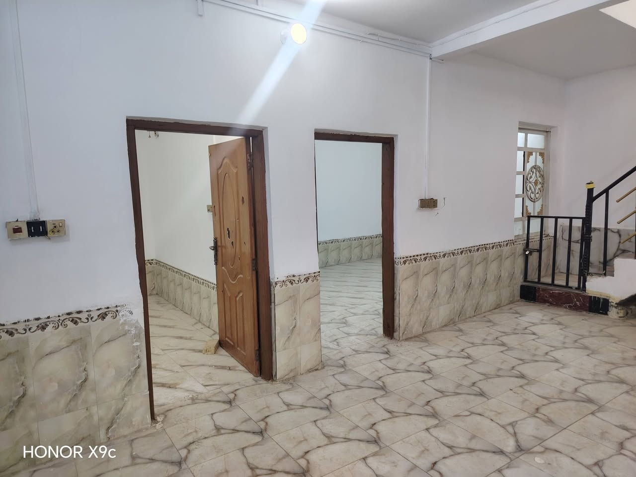 دار ١٥٠م يتكون من غرفتين وصاله ودوانيه ومطبخ

خدمات كامله ماي ومجاري وكهرباء انترنيت ضوئي وشارع ١٠م مشمول بالتبليط والتطويب

بناء بلوك كهربائي عكاده سطح شتايكر ستاره متر ونص

عنوانه سديناويه بشارع ابو مهدي المهندس
***********
