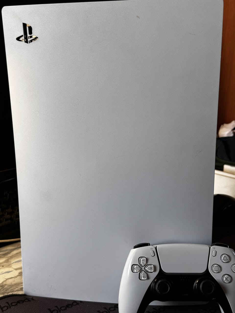 🎮 للبيع: PlayStation 5 Fat (نسخة الأقراص) 🎮
 الحالة: نظيف جداً بحالة ممتازة (استخدام شخصي راقٍ).
 الملحقات: الكارتون الأصلي متوفر + كامل الوايرات الأساسية.
 الأداء: الجهاز شغال 100% رسمي (مو باند)، وما بيه أي مشاكل داخلية أو حرارة.(ما مفتوح) الشريط بعده موجود ما طاب تصليح ولا معدل على الجهاز

⭐ ميزة خاصة بالتحكم (للجيمرز):
تم تعديل الجويستيك الخاص باليد بقطع Hall Effect Magnetic Joysticks الأصلية. (يعني إنسى شيء اسمه Stick Drift أو تذبذب بالأنالوج، استجابة دقيقة وعمر افتراضي أطول بمرتين).

⚠️ ملاحظة للأمانة:
أحد منافذ الـ USB الخلفية مكسور ولا يعمل، لكن المنفذ الخلفي الآخر والمنفذ الأمامي شغالين طبيعي جداً، والموضوع لا يؤثر نهائياً على أداء الجهاز أو شحن اليد.

💰 السعر والتوصيل:
 السعر: 635 ألف دينار عراقي.
 التوصيل: متوفر داخل مناطق بغداد.
📞 للتواصل والاستفسار: يرجى المراسلة على الخاص.


**إذا كنت صاحب هذا الإعلان وتريد حذفه لأي سبب، رجاءا أرسل رسالة إلى الدعم الفني**