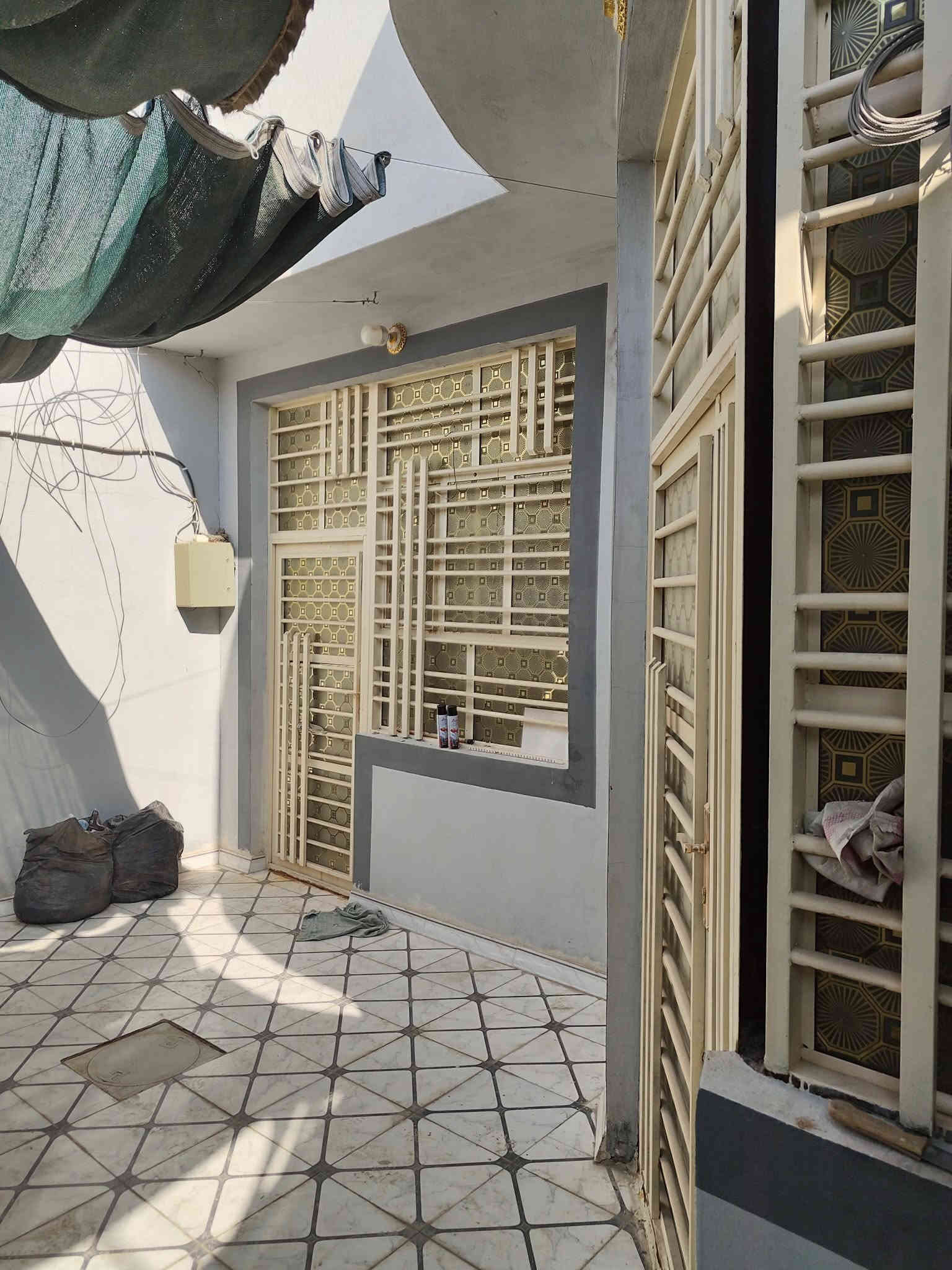 بيت 150 متر طابو زراعي 25 مقابل قرية الغدير غير مسكون حاليا شارع المطار شارع المطحنة أول فرع. للبيع فقط. السعر 70
يتكون من غرفتين وصالة مفتوحة على الهول الداخلي ومطبخ وصحيات داخلية و خارجية. 
للاتصال ***********. ***********
