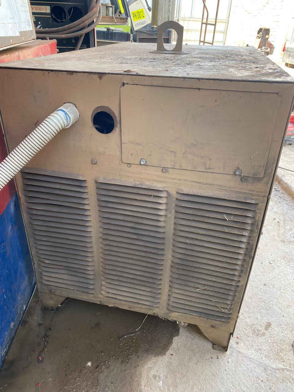 السلام عليكم للبيع مكائن لحام نوع لينكون امريكي اوربي ٦٠٠امبير دي سي نضيف العنوان النجف الاشرف ***********
