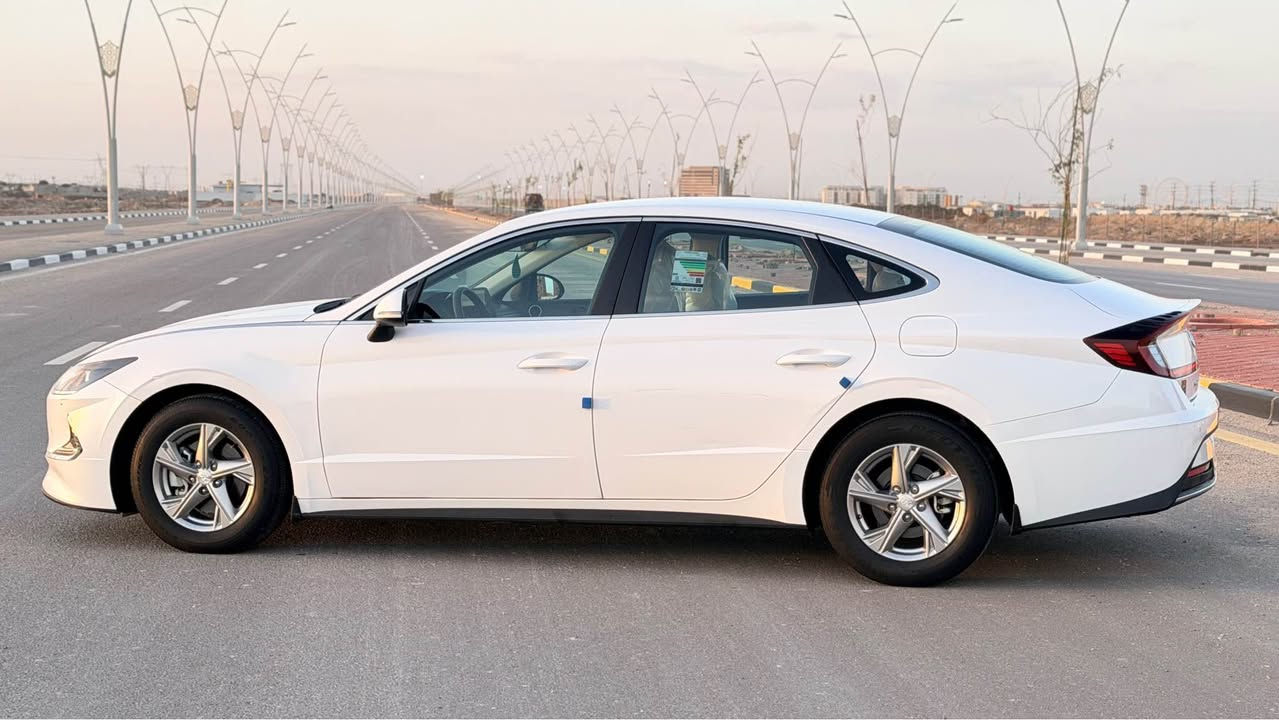 سوناتا 2023 وارد خليجي محرك 2500 دوش  رقم بغداد  الجديد بأسمي تحويل ثاني يوم
ماشية 115kmالف كفالة ماعدا البنيد بي بارد 
مواصفات شفتات استيرن تحكمات استرين
داخل ابيض مري شفط حساس خلفي/ امامي
اشارة بالمرايه كير دكم كامرة خلفية السياره جاهزه من كلشي .
المكان: البصرة
*********** البصرة, العراق
