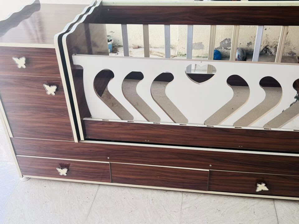 طبله وسطيه وسرير من عمر سنه الى 6 سنوات اطفال للبيع
استفسار الاتصال ع رقم ***********
