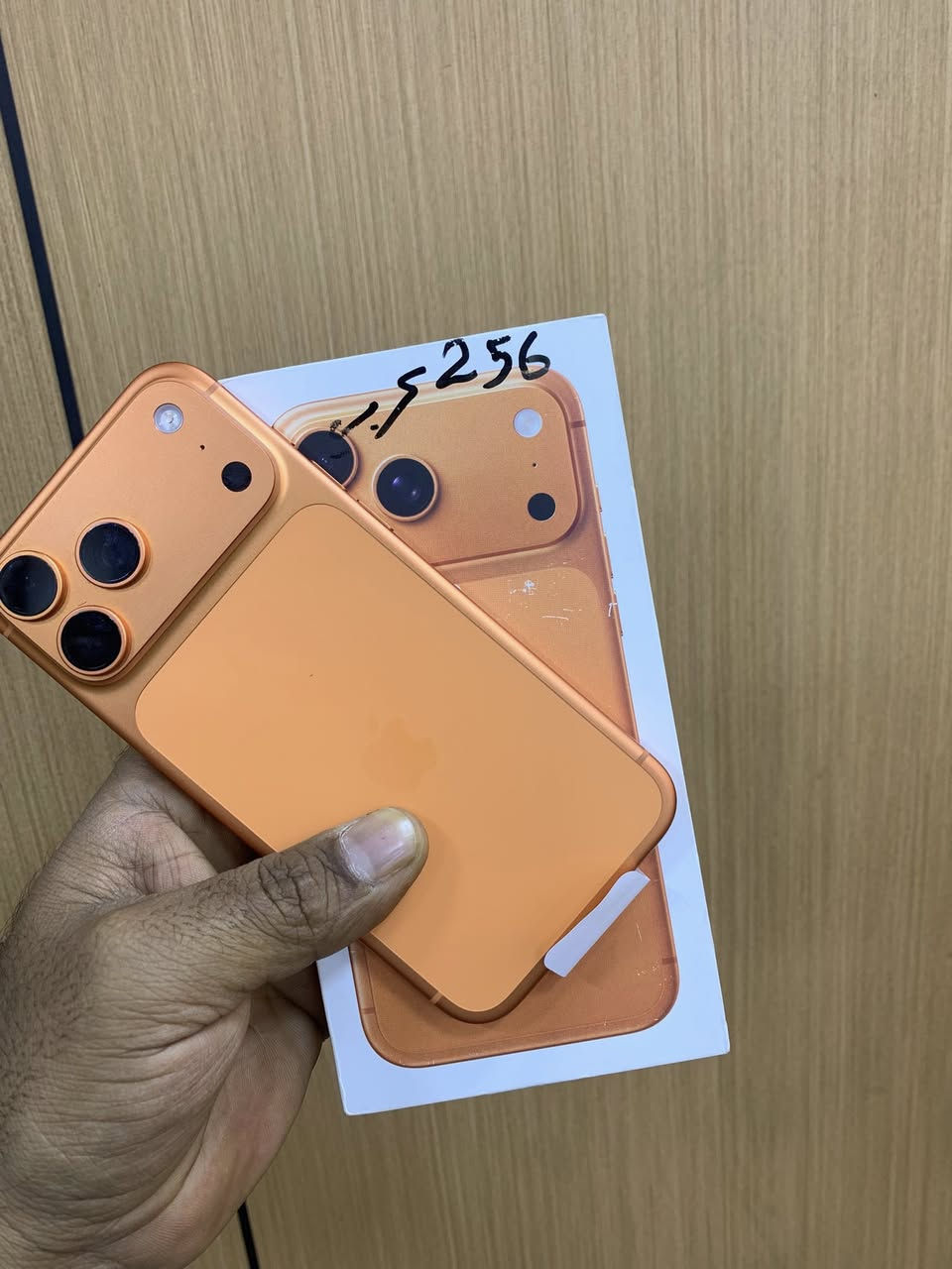 السلام عليكم
ملاحظه وكع مني وصار بي طخه ب الشاصي بسطيه 
ايفون 17 بروماكس  ايسم ذاكرة 256 بطاريه 100 عدد دورات الشحن 73 ملحقاته كامله نظافه ميه بالميه السعر 1950مكاني بغداد
***********
