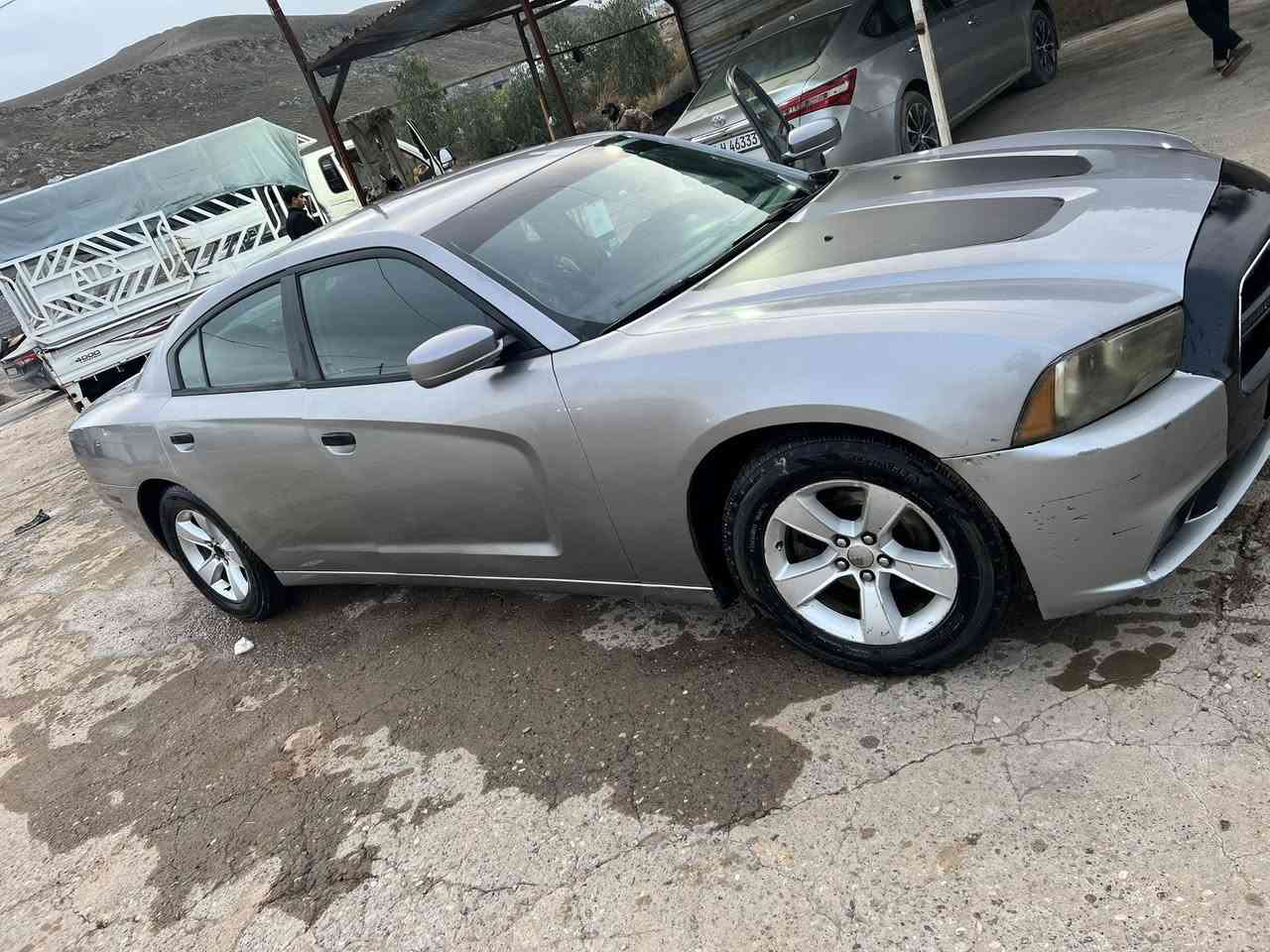 جارجر 2014 كصة   متومة اربيل طبق الاصل شرط حاسبه 
كير كفاله 
محرك 3600 كفاله 
تبريد ثلج
حداديه فول
كيج 260 
اوتو ايكو  
غرفتها حلوه 
داخل فول شاشه زغيرة
السياره خير من الله السعر 55

ويرهم مراوس حسب القناعة

الاتصال***********
