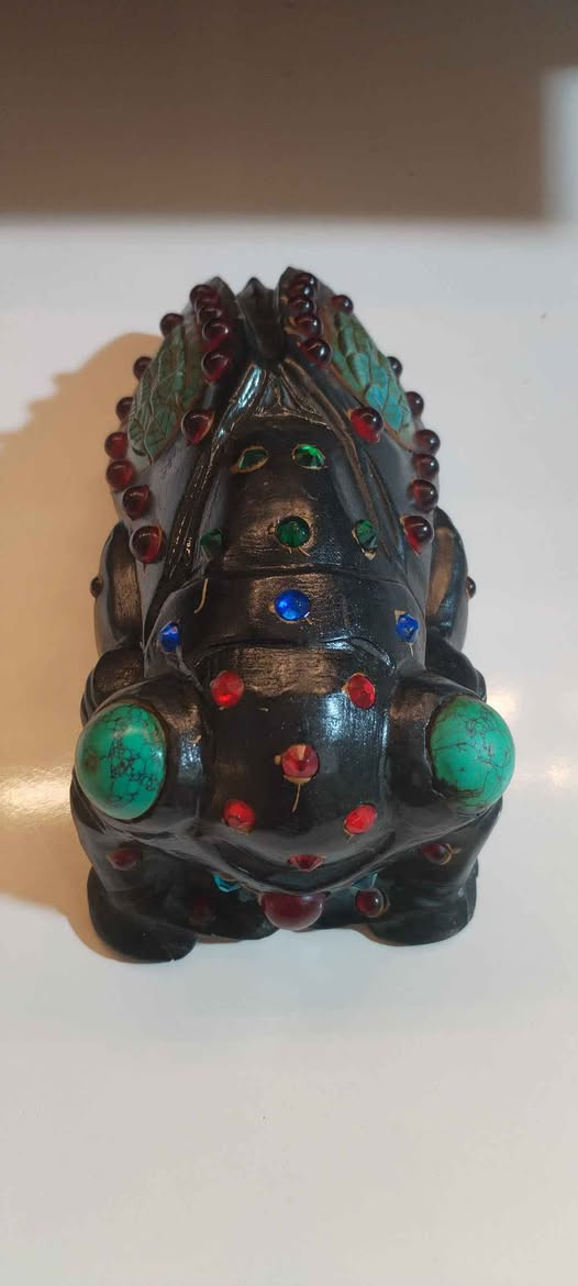 مجسم حشرة السيكادا من حجر عباس اباد مرصع باحجار كريمة وزن تلاثه كيلو قطع نوادر
السعر ثابت ٢٢٥ الف
للتواصل واتساب *********** بغداد, العراق
