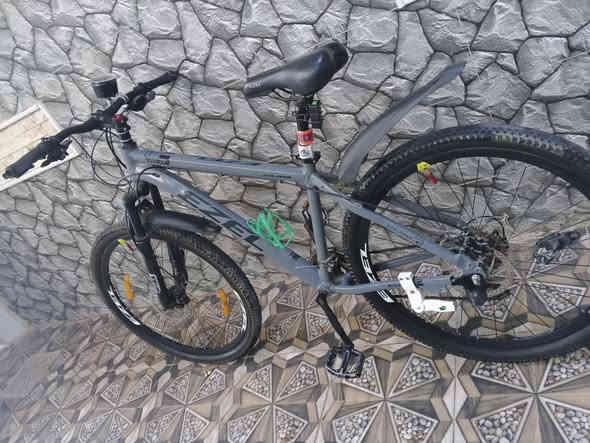 السلام عليكم 
بايسكل جبلي نوع ايزيل تركي اصلي
تسع مكاين خلفي وثلاثه امامي 
قفل دبل
عداد سرعه
بايسكل اصلي وختومات شركه ايزيل التركيه في كل احزاء البايسكل 
مشتري من بغداد ابسعر275 تركي. وليس صيني والله بايسكل كلش. راقي ومره وحده رحت للمصلح بدلت جوب فقط بايسكل مو مثل التجاري اليوميه عطل 
بايسكل بيع  مستعجل رايده 190وبي مجال بسيط 
والشراي يدلل علينه 
الرقم👇
***********
