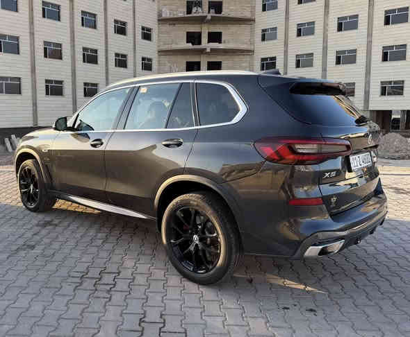 بي ام X5 للبيع موديل 2023 
🔴السيارة فول مواصفات 
كاميرا 360 +كشنات تدفئة+ بانوراما + جكات +نقطة عمياء+ تثبيت سرعة + هايبرد بانزين وشحن وهايبرد 
السياره فول مواصفات 
🔴ماشية 23 الف فقط 
🔴ضربتها موجودة بالصور خفيفه كلش دعاميه خلفية بدون ايرباك ولا شواصي ولا لغد وكلشي مكفول بشرط 
🔴السعر 47000$ 
للاستفسار : ***********
