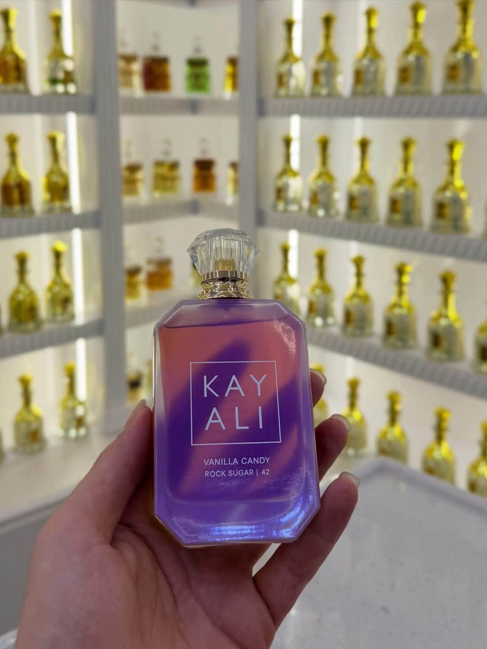 عطر كيالي فانيلا كاندي🍫
عطر سكري ومبهج ومغري مستوحى من حب الحلوى 
والنكهات الشهية،🤤يمزج العطر بين روائح الفانيليا الغنية 
وحلوى السكر مع مكونات دافئة وخشبية🪵

طوز خورماتو - مجاور مصور الجامعة📍
للحجز والاستفسار دايركت📬
***********
