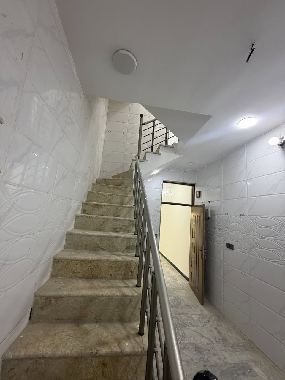 مشتمل اللاجار الشعب خلف سوك شلال ٥٠ متر استقبال 

وخدمات ومطبخ وحمام فوك بي غرفتين نوم مال عائله 

زغيره السعر ٥٠٠ الف قفل

 معروض بمكتب الكناني ***********
