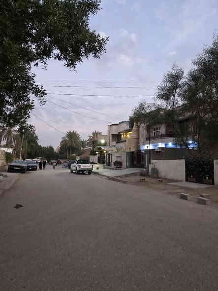 السلام عليكم  للأستثمار دار جديد للأستثمار المكان بعقوبة الجديدة بالقرب من عيادة دكتور احمد مدب المساحة ٢٧٠م يحتوي على ٦ غرف نوم من ضمن الغرف سويت عدد ٢ مع صالات عدد ٢ مساحة كل صالة ٩×٥ مع بيتونة ومخزن مع مطبغ مع استقبال وحديقة وصحيات للضيوف مع 4 حمامات الارضية مرمر للإستفسار الاتصال على الأرقام *********** ***********
