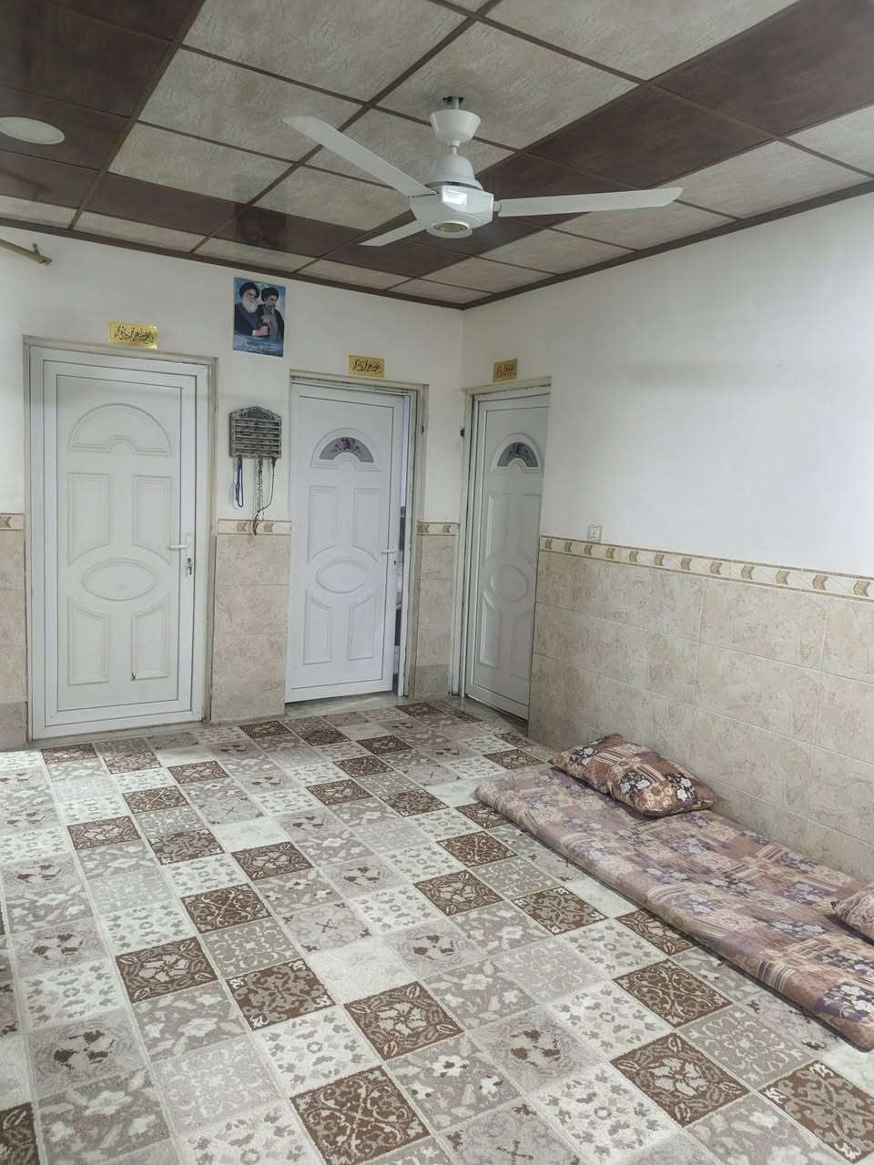 السلام عليكم
بيت للبيع مجمع الصدريين اقرب نقطة دالة مشروع ماء باشبيته من مدخل عمود ٧٧ مساحة 110 متر غرفتين وهول ومطبخ ومشتملات وغرفة فوك كامل ارضية بورسلين وسيرامك 120 جدران بيت كامل للتواصل على الرقم ***********
